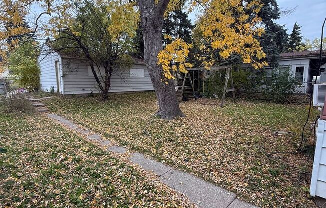 3BR SINGLE FAMILY, YARD, GARAGE, FULL BASEMENT, NICE!!