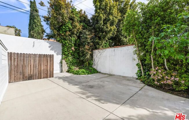 5818 W 8 ST