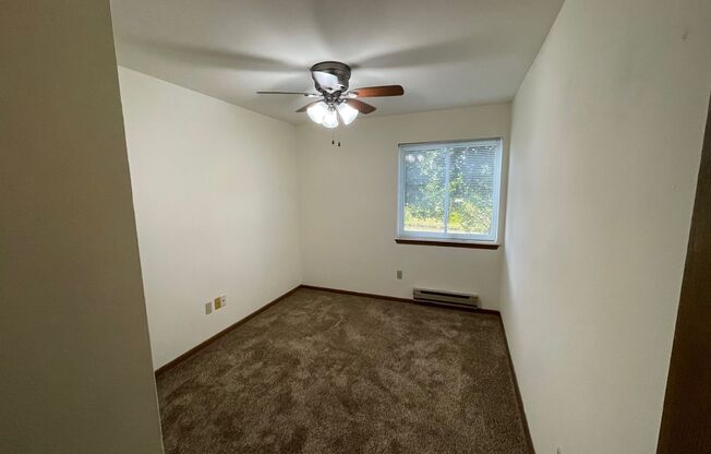 3 beds, 1 bath, 1,040 sqft, $1,800, Unit 3172-104