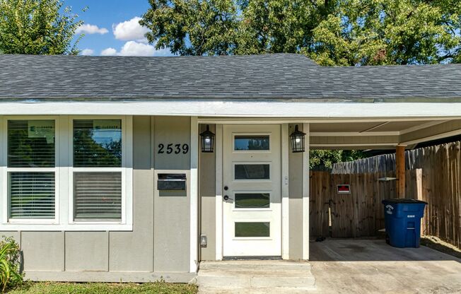 Available Now! Beautiful 4 Bedroom Home in Dallas!