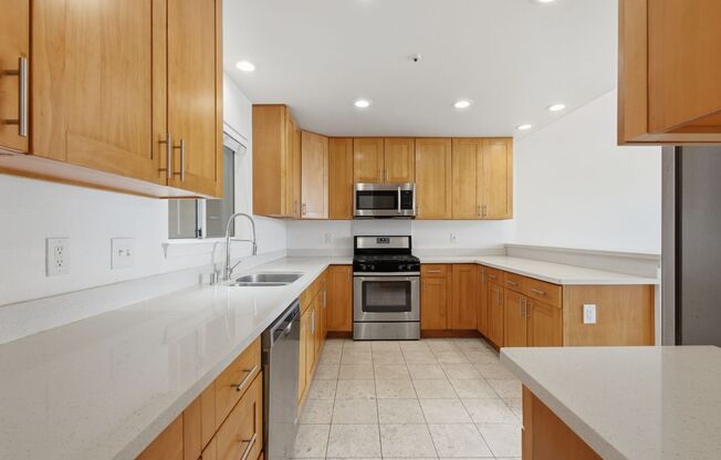 Top-Floor 3BR in Duplex Near BART | Vaulted Ceilings | In-Unit Laundry | Garage Parking