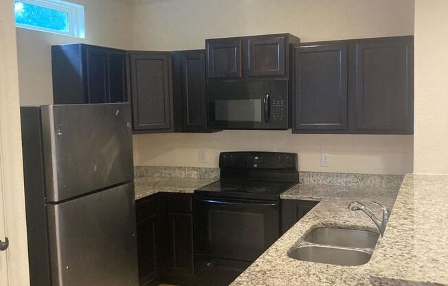 3 beds, 2.5 baths, 1,324 sqft, $1,400, Unit 6962 Lakeview Unit 101