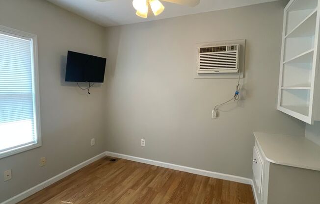 3 beds, 1 bath, $1,695, Unit B