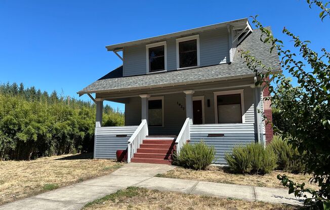 4 Bedroom Home Just Outside Of Albany With Plenty Of Parking.