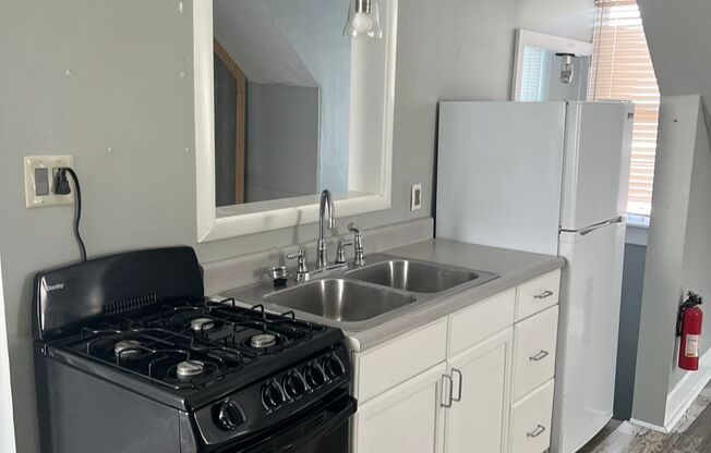 1 bed, 1 bath, $800, Unit 240 E Third Unit 2