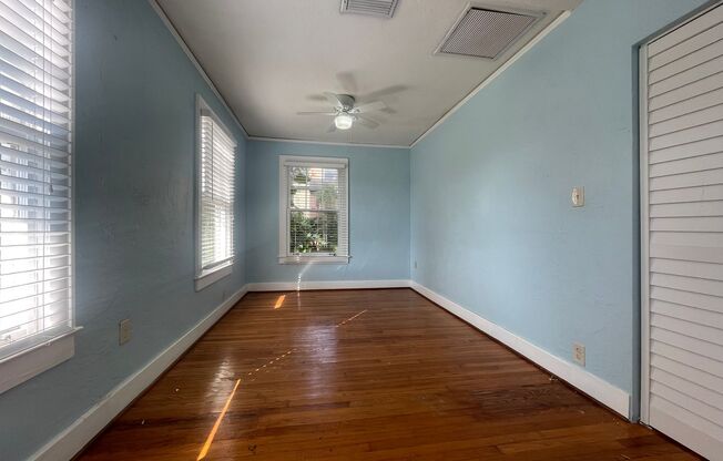 4 BR Home only 2 blocks from Lake Eola Park with 2 car garage