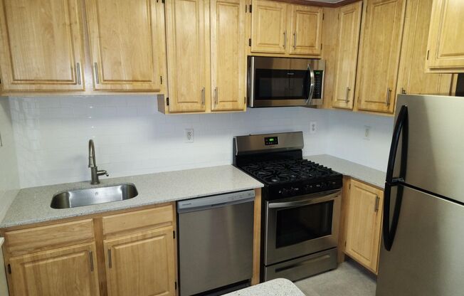 2 beds, 1 bath, 897 sqft, $2,335, Unit E-14