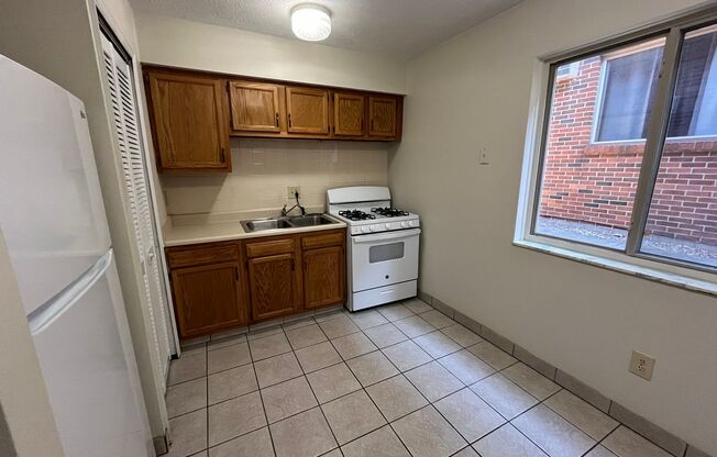 2 beds, 1 bath, 700 sqft, $995, Unit 190 Duncan-12