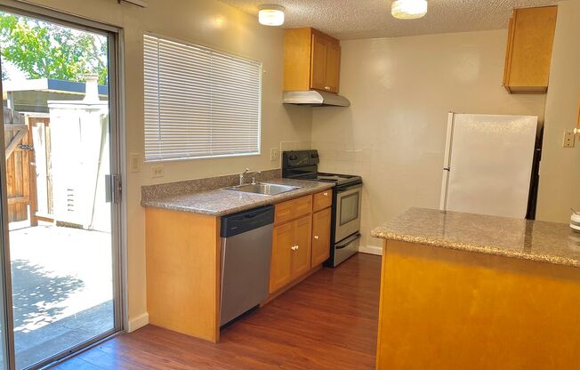 COMING SOON! $2790 - GORGEOUS 2 BEDROOM TOWNHOUSE IN PARKMONT AREA OF CENTRAL FREMONT