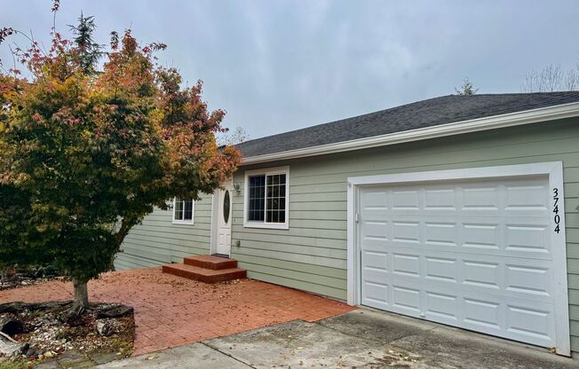 desirable Driftwood Keys daylight rambler...main floor primary suite