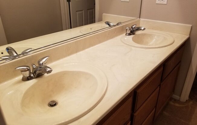 Spacious 4 bedroom Home Available to Rent
