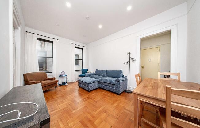 28 21 37 ST