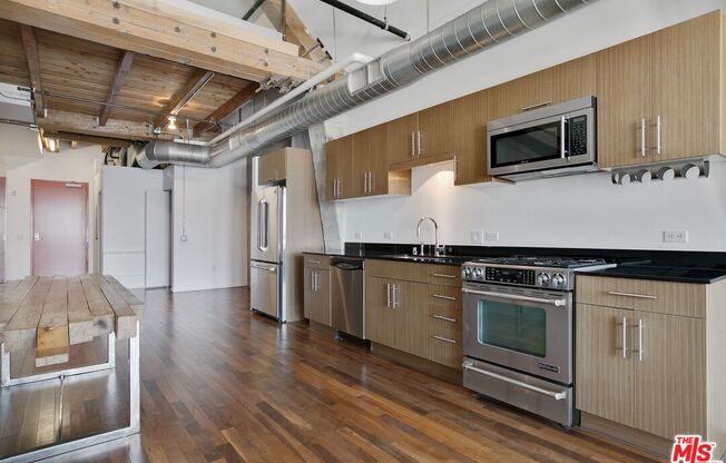 1 bed, 1 bath, 1,300 sqft, $4,000, Unit 529