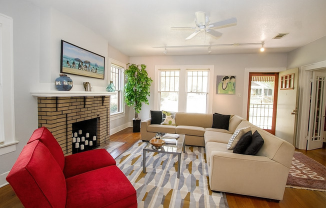 Best located house in West Campus, 6 large bedrooms open floorplan.