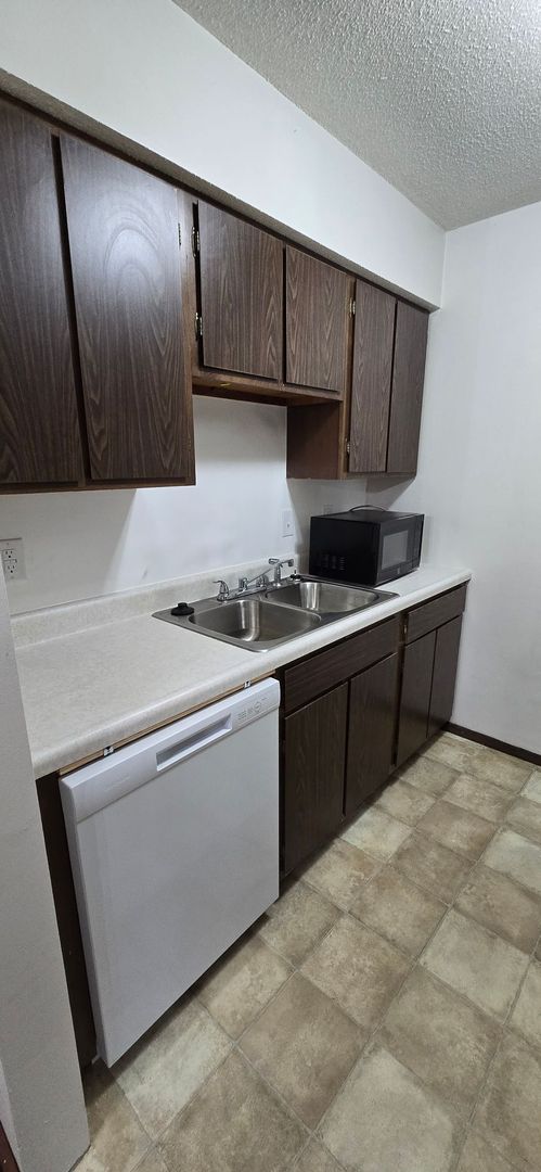 1 bed, 1 bath, $650, Unit 2