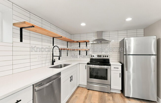 2 beds, 1 bath, 936 sqft, $1,700, Unit B