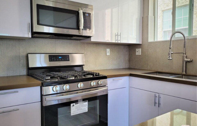 2337 1/2 CRENSHAW BLVD