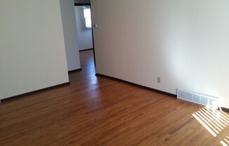 2 beds, 1 bath, $915, Unit 33-2