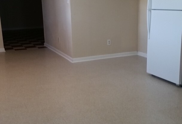 2 beds, 1 bath, $1,050, Unit # 5