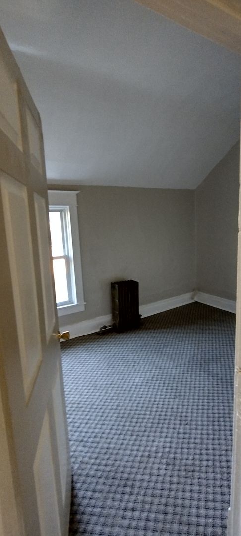 3 beds, 1 bath, $1,400, Unit 3