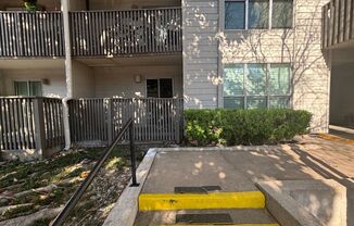 Great Oak Lawn Location!