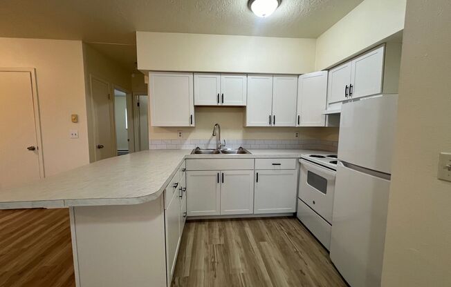 2 beds, 1 bath, $925, Unit 5033 Hawthorne # 6