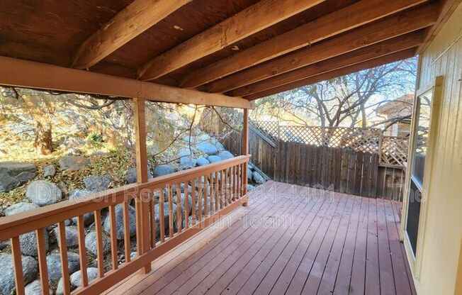943 EDGECLIFF DR