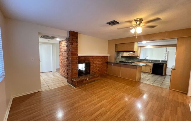 Large 2 Story: 5 Bedroom 5 Bath Pool Home With Family Room,