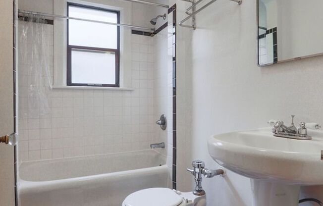 Studio, 1 bath, 425 sqft, $1,175, Unit 107