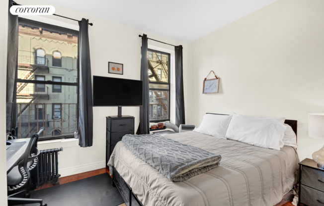 230 E 25th St