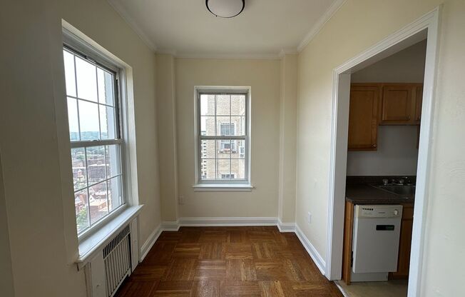 Studio, 1 bath, 413 sqft, $1,425, Unit Royal York 1015