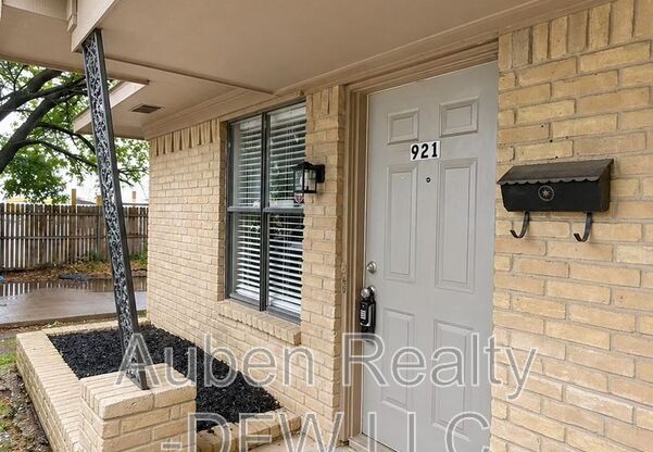 921 W ROCHELLE RD
