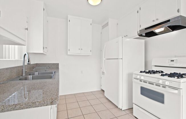 1531 Harvard St in Santa Monica - steps to Water Garden and SM Blvd!