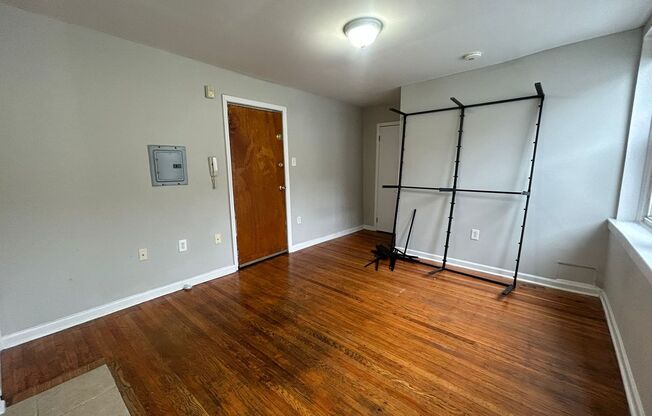 Studio, 1 bath, 280 sqft, $990, Unit B33