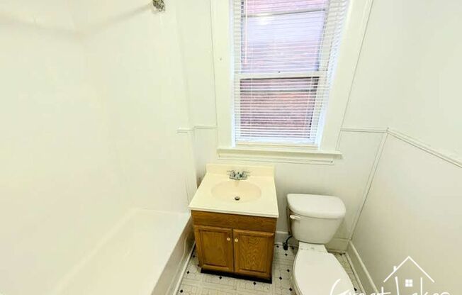 2 beds, 1 bath, $1,200, Unit Apt 5