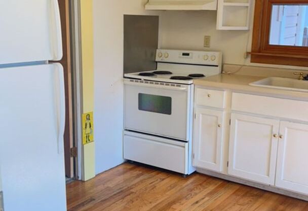 2BED 1 BATH - STORAGE SHED, WASHER DRYER HOOKUP, DOWNTOWN LOCATION