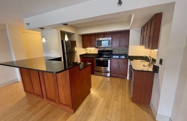 2 beds, 2 baths, 962 sqft, $3,900, Unit 1012