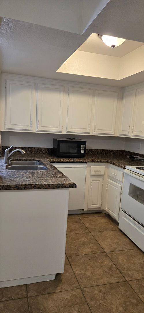 2 beds, 2 baths, $1,295, Unit # 167