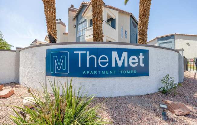a sign that says the met apartment homes