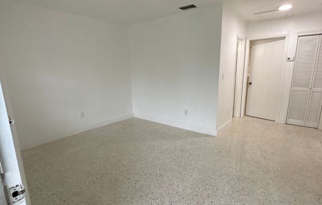 2 Bed/ 1 Bath - Central A/C - Great location!