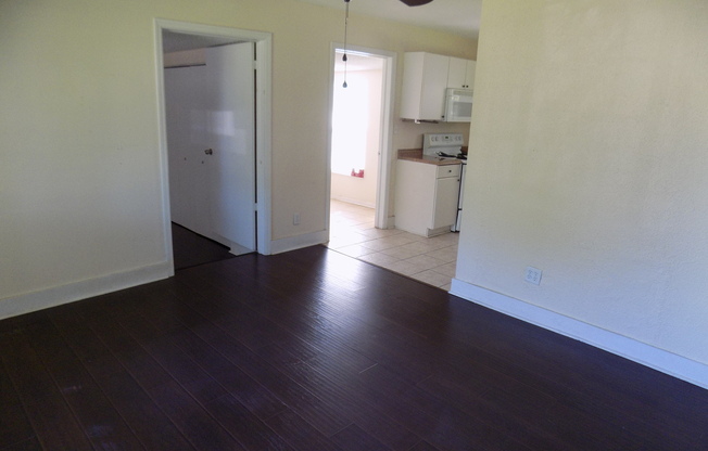 1112 57th Ave N St. Petersburg, FL 33703 MOVE-IN SPECIAL!!!! Half off your 1st month's rent!!