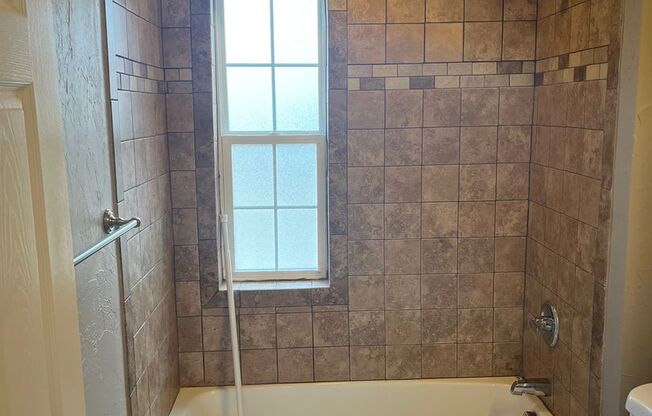 2 beds, 1 bath, 939 sqft, $1,250