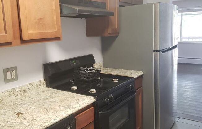 3 beds, 1 bath, 900 sqft, $1,915, Unit Unit 7