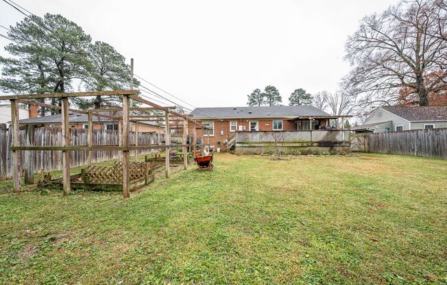 Cozy Brick Rancher in Lakeside