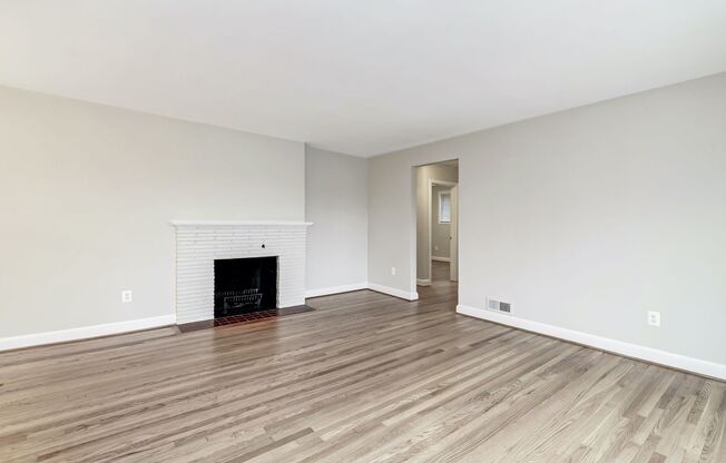 3 Bed 2.5 Bathroom - Chevy Chase Rancher - Freshly Painted and New Appliances