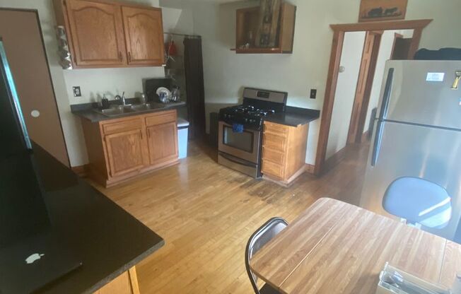 3 beds, 1 bath, 955 sqft, $1,645