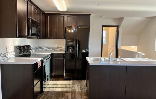 Spacious 2-Bed Townhome Near Restaurants & Transit – Perfect for Modern Living!