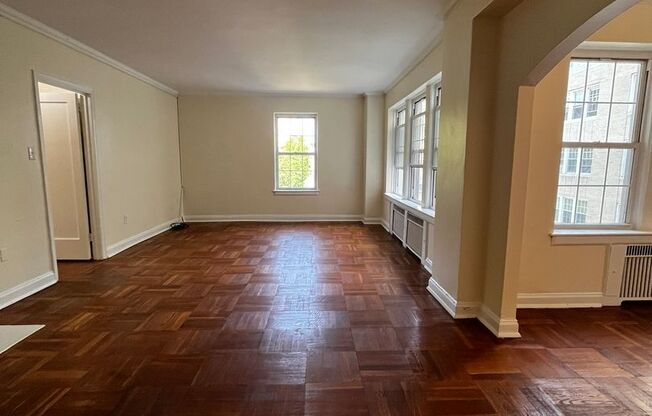 2 beds, 1 bath, 975 sqft, $2,055, Unit Royal York 802