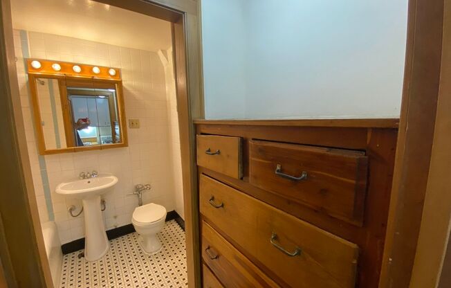 Studio, 1 bath, 375 sqft, $1,375, Unit 273-0807