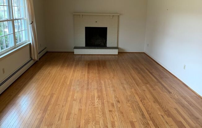 Spacious 4 bedroom home in State college available mid- July!